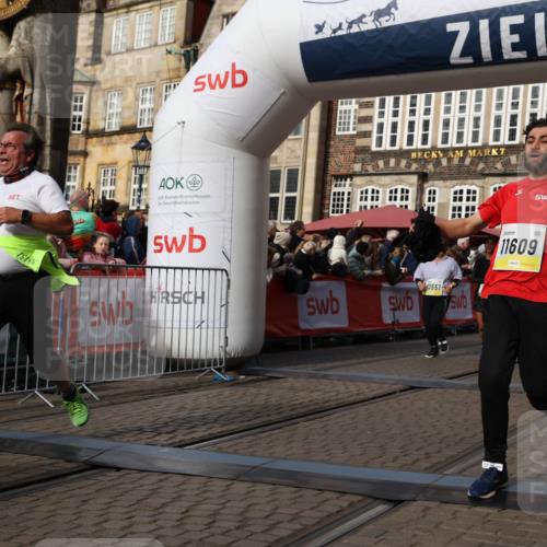 05.10.2025 - 20. swb-Marathon Bremen Yannick Fuchs http://msf.ph/oto/9234334 05.10.2025 11:04:08 Ziel 9379, 9398, 10205, 10265, 10271, 10551, 11183, 11609 meine-sportfotos.de