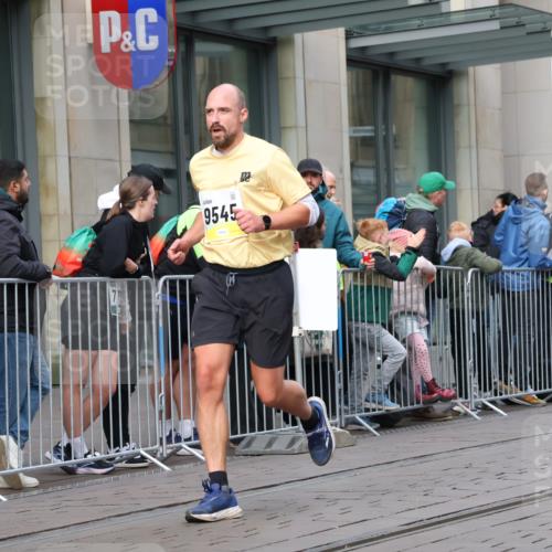 05.10.2025 - 20. swb-Marathon Bremen Strokosch-Dieckow http://msf.ph/oto/9234349 05.10.2025 10:43:19 Ziel 9270, 9545, 10304, 10559, 9270, 9545, 10304, 10559 meine-sportfotos.de