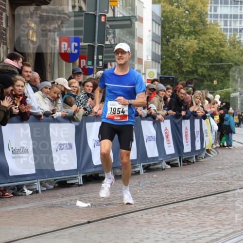 05.10.2025 - 20. swb-Marathon Bremen Strokosch-Dieckow http://msf.ph/oto/9234350 05.10.2025 12:36:55 Ziel 1954 meine-sportfotos.de