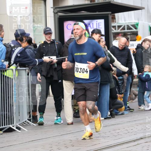 05.10.2025 - 20. swb-Marathon Bremen Strokosch-Dieckow http://msf.ph/oto/9234364 05.10.2025 10:43:21 Ziel 9270, 9545, 10304, 10559, 9270, 9545, 10304, 10559 meine-sportfotos.de