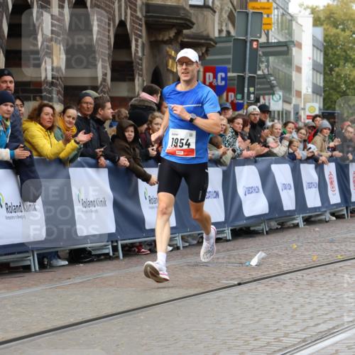 05.10.2025 - 20. swb-Marathon Bremen Strokosch-Dieckow http://msf.ph/oto/9234374 05.10.2025 12:36:56 Ziel 1954 meine-sportfotos.de