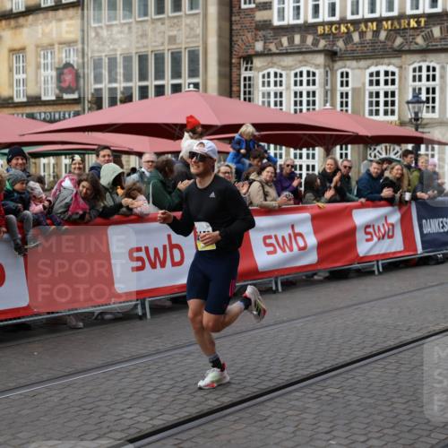 05.10.2025 - 20. swb-Marathon Bremen Yannick Fuchs http://msf.ph/oto/9234378 05.10.2025 10:35:13 Ziel 10476 meine-sportfotos.de