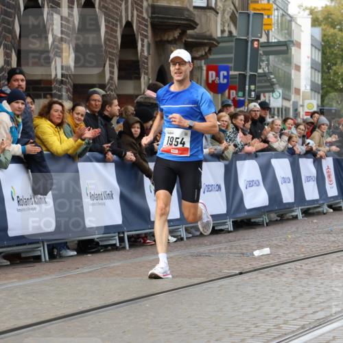 05.10.2025 - 20. swb-Marathon Bremen Strokosch-Dieckow http://msf.ph/oto/9234399 05.10.2025 12:36:56 Ziel 1954 meine-sportfotos.de
