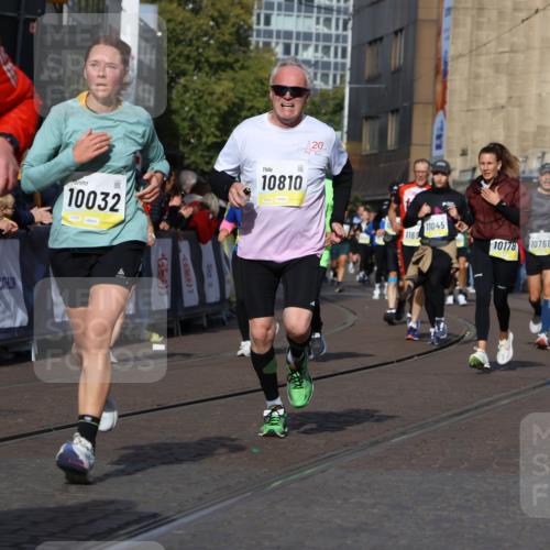 05.10.2025 - 20. swb-Marathon Bremen Strokosch-Dieckow http://msf.ph/oto/9234410 05.10.2025 10:54:28 Ziel 9367, 9392, 9633, 10032, 10097, 10178, 10296, 10768, 10810, 11045, 11089, 11271 meine-sportfotos.de