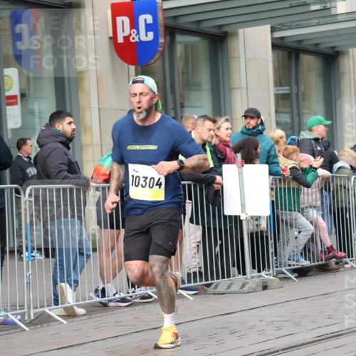 05.10.2025 - 20. swb-Marathon Bremen Strokosch-Dieckow http://msf.ph/oto/9234424 05.10.2025 10:43:23 Ziel 9170, 9270, 9545, 10304, 10559, 11683, 9170, 9270, 9545, 10304, 10559, 11683 meine-sportfotos.de