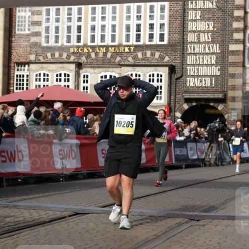 05.10.2025 - 20. swb-Marathon Bremen Yannick Fuchs http://msf.ph/oto/9234425 05.10.2025 11:04:10 Ziel 7123, 9275, 9398, 10205, 10265, 10271, 10551, 11183, 11609, 11611 meine-sportfotos.de