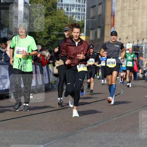 05.10.2025 - 20. swb-Marathon Bremen Strokosch-Dieckow http://msf.ph/oto/9234434 05.10.2025 10:54:31 Ziel 9367, 9392, 9633, 10032, 10174, 10178, 10296, 10768, 10810, 11045, 11089, 11321, 11694 meine-sportfotos.de