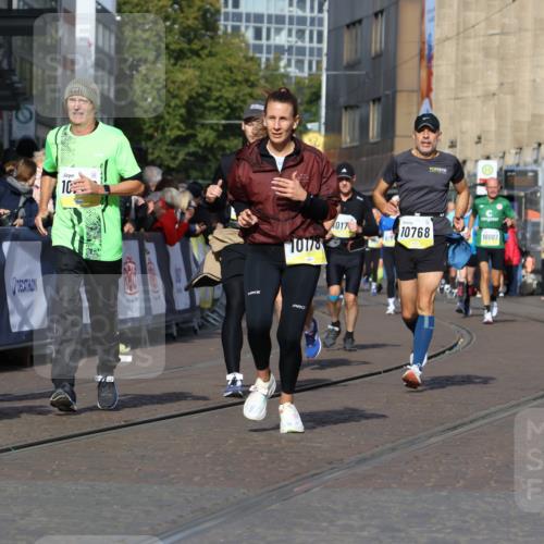 05.10.2025 - 20. swb-Marathon Bremen Strokosch-Dieckow http://msf.ph/oto/9234456 05.10.2025 10:54:31 Ziel 9367, 9392, 9633, 10032, 10174, 10178, 10296, 10768, 10810, 11045, 11089, 11321, 11694 meine-sportfotos.de