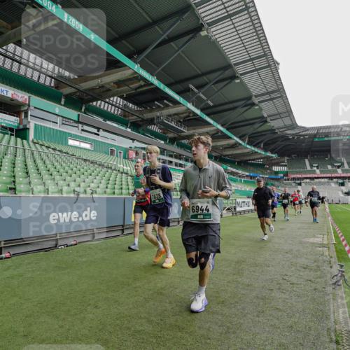 05.10.2025 - 20. swb-Marathon Bremen Michael Burmester http://msf.ph/oto/9234458 05.10.2025 12:58:22 Laufen im Stadion 90, 415, 726, 846, 963, 988, 1503, 1619, 1716, 2158, 2234, 2240, 2648, 2662, 2734, 2821, 2893, 2922, 3252, 3254, 3373, 3467, 3573, 3602, 3615, 4102, 4287, 4389, 4401, 4446, 4522, 4709, 4747, 4783, 5163, 5214, 5261, 5313, 5562, 5645, 5728, 5878, 5917, 6113, 6161, 6317, 6326, 6372, 6525, 6672, 6675, 6676, 6944, 6999, 7038, 7053, 7588, 7731, 7813, 7976, 8091, 8113, 8328, 8379, 8576, 8827, 8972, 9112, 9151, 820, 1317, 1491, 2304, 3396, 3591, 3977, 7731, 7911, 8128 meine-sportfotos.de