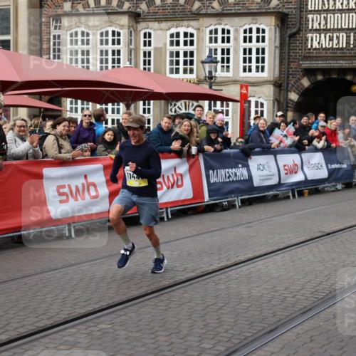 05.10.2025 - 20. swb-Marathon Bremen Yannick Fuchs http://msf.ph/oto/9234500 05.10.2025 10:35:17 Ziel 10476, 11443 meine-sportfotos.de