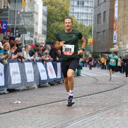 05.10.2025 - 20. swb-Marathon Bremen Strokosch-Dieckow http://msf.ph/oto/9234516 05.10.2025 12:37:07 Ziel 909, 953 meine-sportfotos.de