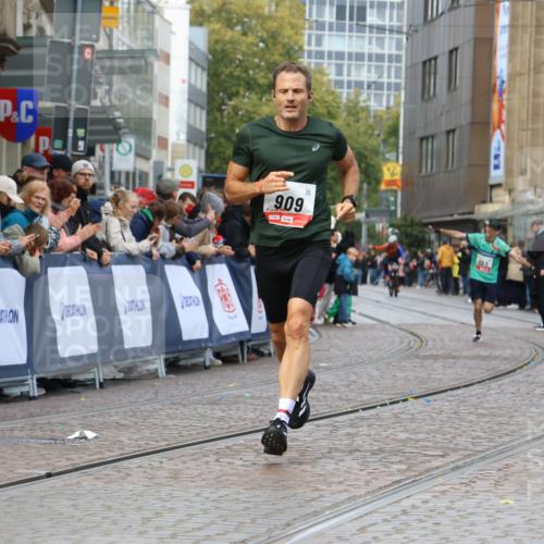 05.10.2025 - 20. swb-Marathon Bremen Strokosch-Dieckow http://msf.ph/oto/9234543 05.10.2025 12:37:07 Ziel 909, 953 meine-sportfotos.de