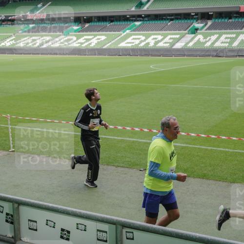 05.10.2025 - 20. swb-Marathon Bremen Michael Burmester http://msf.ph/oto/9234549 05.10.2025 10:32:01 Laufen im Stadion 7193, 8118, 8326, 8333, 8888, 9172, 9196, 9226, 9256, 9415, 9427, 9439, 9457, 9506, 9581, 9621, 9701, 9776, 9807, 9834, 9871, 9903, 9956, 10014, 10019, 10020, 10029, 10038, 10057, 10064, 10075, 10128, 10206, 10215, 10222, 10226, 10242, 10262, 10279, 10296, 10310, 10327, 10335, 10369, 10438, 10460, 10468, 10616, 10655, 10662, 10668, 10698, 10719, 10743, 10785, 7251, 9004, 9252, 9267, 9287, 9337, 9431, 9457 meine-sportfotos.de