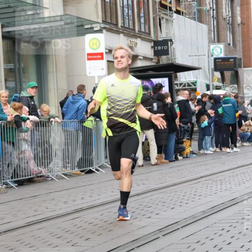 05.10.2025 - 20. swb-Marathon Bremen Strokosch-Dieckow http://msf.ph/oto/9234552 05.10.2025 10:43:36 Ziel 9170, 9270, 9614, 9865, 9919, 10351, 10559, 10652, 10780, 11256, 11316, 11503, 11683, 9170, 9270, 9614, 9865, 9919, 10351, 10559, 10652, 10780, 11256, 11316, 11503, 11683 meine-sportfotos.de