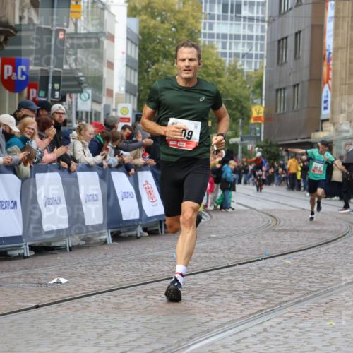 05.10.2025 - 20. swb-Marathon Bremen Strokosch-Dieckow http://msf.ph/oto/9234568 05.10.2025 12:37:07 Ziel 909, 953 meine-sportfotos.de