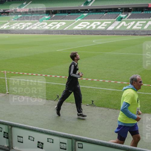 05.10.2025 - 20. swb-Marathon Bremen Michael Burmester http://msf.ph/oto/9234569 05.10.2025 10:32:01 Laufen im Stadion 7193, 8118, 8326, 8333, 8888, 9172, 9196, 9226, 9256, 9415, 9427, 9439, 9457, 9506, 9581, 9621, 9701, 9776, 9807, 9834, 9871, 9903, 9956, 10014, 10019, 10020, 10029, 10038, 10057, 10064, 10075, 10128, 10206, 10215, 10222, 10226, 10242, 10262, 10279, 10296, 10310, 10327, 10335, 10369, 10438, 10460, 10468, 10616, 10655, 10662, 10668, 10698, 10719, 10743, 10785, 7251, 9004, 9252, 9267, 9287, 9337, 9431, 9457 meine-sportfotos.de