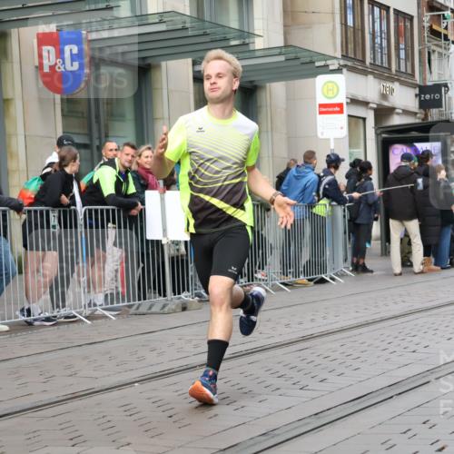 05.10.2025 - 20. swb-Marathon Bremen Strokosch-Dieckow http://msf.ph/oto/9234571 05.10.2025 10:43:36 Ziel 9170, 9270, 9614, 9865, 9919, 10351, 10559, 10652, 10780, 11256, 11316, 11503, 11683, 9170, 9270, 9614, 9865, 9919, 10351, 10559, 10652, 10780, 11256, 11316, 11503, 11683 meine-sportfotos.de