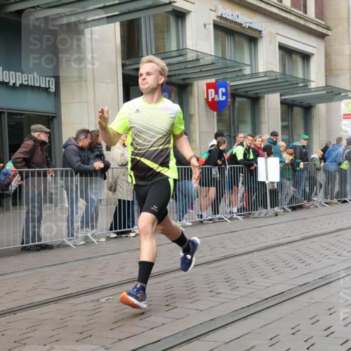 05.10.2025 - 20. swb-Marathon Bremen Strokosch-Dieckow http://msf.ph/oto/9234589 05.10.2025 10:43:37 Ziel 9170, 9270, 9614, 9865, 9919, 10351, 10559, 10649, 10652, 10780, 11256, 11316, 11503, 11683, 9170, 9270, 9614, 9865, 9919, 10351, 10559, 10649, 10652, 10780, 11256, 11316, 11503, 11683 meine-sportfotos.de