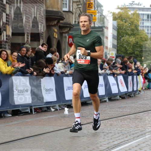 05.10.2025 - 20. swb-Marathon Bremen Strokosch-Dieckow http://msf.ph/oto/9234590 05.10.2025 12:37:08 Ziel 909, 953 meine-sportfotos.de