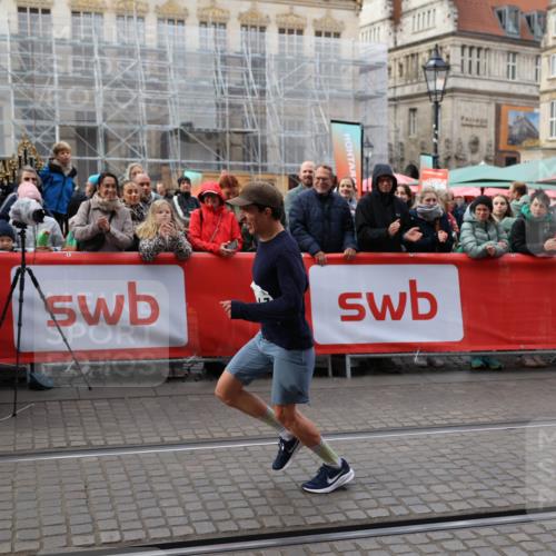 05.10.2025 - 20. swb-Marathon Bremen Yannick Fuchs http://msf.ph/oto/9234602 05.10.2025 10:35:18 Ziel 10476, 11443 meine-sportfotos.de