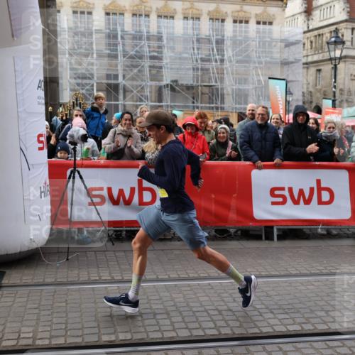 05.10.2025 - 20. swb-Marathon Bremen Yannick Fuchs http://msf.ph/oto/9234620 05.10.2025 10:35:19 Ziel 10476, 11443 meine-sportfotos.de