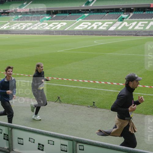 05.10.2025 - 20. swb-Marathon Bremen Michael Burmester http://msf.ph/oto/9234628 05.10.2025 10:32:04 Laufen im Stadion 7193, 8118, 8326, 8333, 8888, 9172, 9176, 9196, 9226, 9256, 9313, 9415, 9427, 9436, 9439, 9506, 9581, 9621, 9701, 9776, 9807, 9834, 9868, 9871, 9903, 9956, 9957, 9985, 10014, 10019, 10020, 10029, 10038, 10057, 10064, 10075, 10128, 10206, 10215, 10222, 10226, 10242, 10262, 10279, 10296, 10310, 10327, 10335, 10369, 10460, 10468, 10616, 10655, 10662, 10668, 10698, 10719, 10743, 10785, 7251, 9004, 9252, 9267, 9287, 9337, 9431, 9457 meine-sportfotos.de