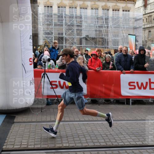 05.10.2025 - 20. swb-Marathon Bremen Yannick Fuchs http://msf.ph/oto/9234629 05.10.2025 10:35:19 Ziel 10476, 11443 meine-sportfotos.de