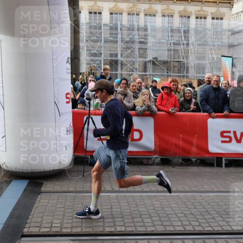 05.10.2025 - 20. swb-Marathon Bremen Yannick Fuchs http://msf.ph/oto/9234638 05.10.2025 10:35:19 Ziel 10476, 11443 meine-sportfotos.de