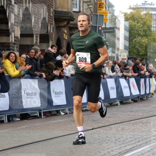05.10.2025 - 20. swb-Marathon Bremen Strokosch-Dieckow http://msf.ph/oto/9234645 05.10.2025 12:37:08 Ziel 909, 953 meine-sportfotos.de