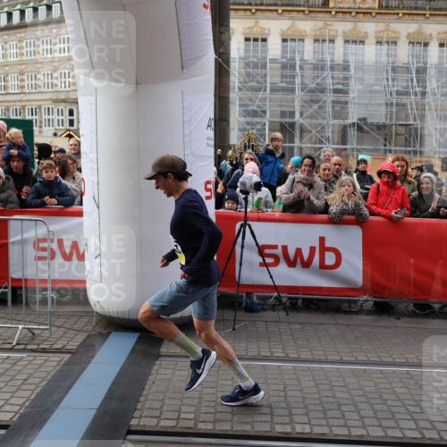 05.10.2025 - 20. swb-Marathon Bremen Yannick Fuchs http://msf.ph/oto/9234650 05.10.2025 10:35:19 Ziel 10476, 11443 meine-sportfotos.de