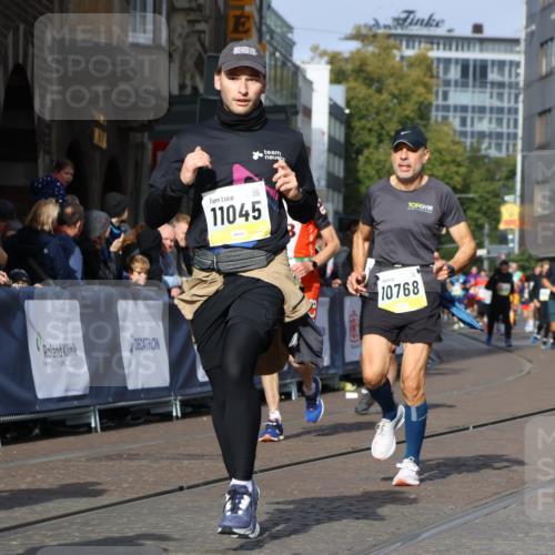 05.10.2025 - 20. swb-Marathon Bremen Strokosch-Dieckow http://msf.ph/oto/9234653 05.10.2025 10:54:34 Ziel 9367, 10174, 10178, 10296, 10768, 11045, 11089, 11321, 11694 meine-sportfotos.de