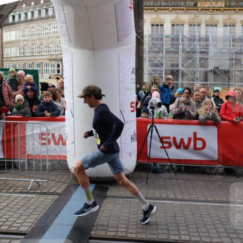 05.10.2025 - 20. swb-Marathon Bremen Yannick Fuchs http://msf.ph/oto/9234660 05.10.2025 10:35:19 Ziel 10476, 11443 meine-sportfotos.de