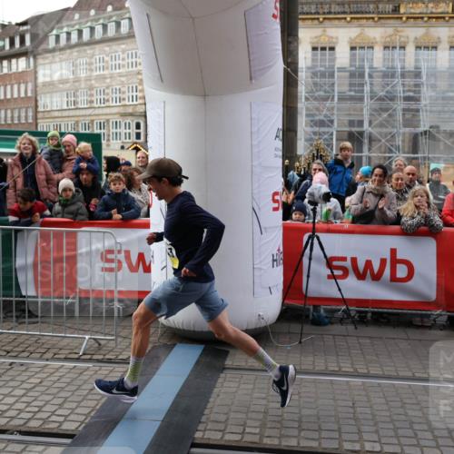05.10.2025 - 20. swb-Marathon Bremen Yannick Fuchs http://msf.ph/oto/9234669 05.10.2025 10:35:19 Ziel 10476, 11443 meine-sportfotos.de