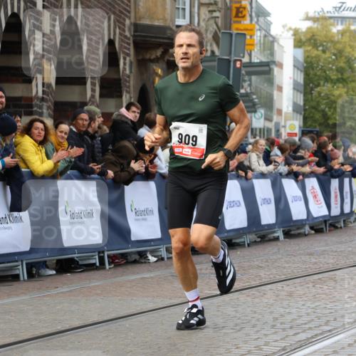 05.10.2025 - 20. swb-Marathon Bremen Strokosch-Dieckow http://msf.ph/oto/9234671 05.10.2025 12:37:08 Ziel 909, 953 meine-sportfotos.de