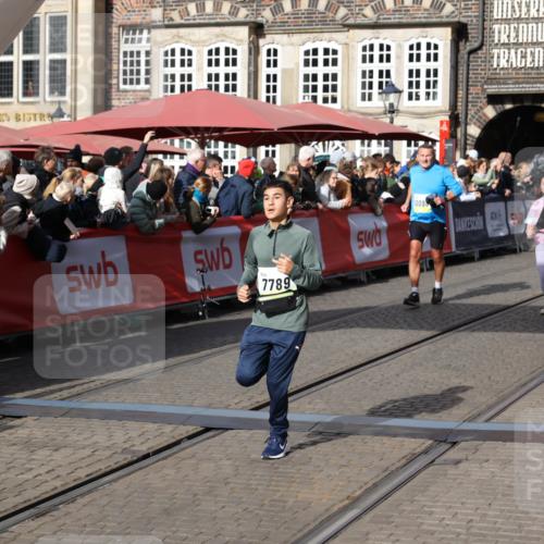 05.10.2025 - 20. swb-Marathon Bremen Yannick Fuchs http://msf.ph/oto/9234677 05.10.2025 11:04:16 Ziel 7123, 7789, 9275, 9398, 10098, 10205, 10551, 10853, 11001, 11077, 11102, 11611, 11685 meine-sportfotos.de