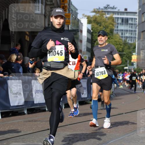 05.10.2025 - 20. swb-Marathon Bremen Strokosch-Dieckow http://msf.ph/oto/9234692 05.10.2025 10:54:34 Ziel 9367, 10174, 10178, 10296, 10768, 11045, 11089, 11321, 11694 meine-sportfotos.de