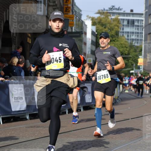 05.10.2025 - 20. swb-Marathon Bremen Strokosch-Dieckow http://msf.ph/oto/9234714 05.10.2025 10:54:34 Ziel 9367, 10174, 10178, 10296, 10768, 11045, 11089, 11321, 11694 meine-sportfotos.de