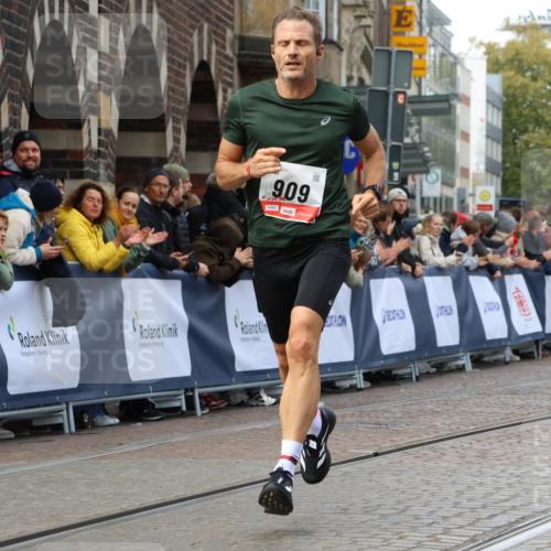 05.10.2025 - 20. swb-Marathon Bremen Strokosch-Dieckow http://msf.ph/oto/9234730 05.10.2025 12:37:08 Ziel 909, 953 meine-sportfotos.de