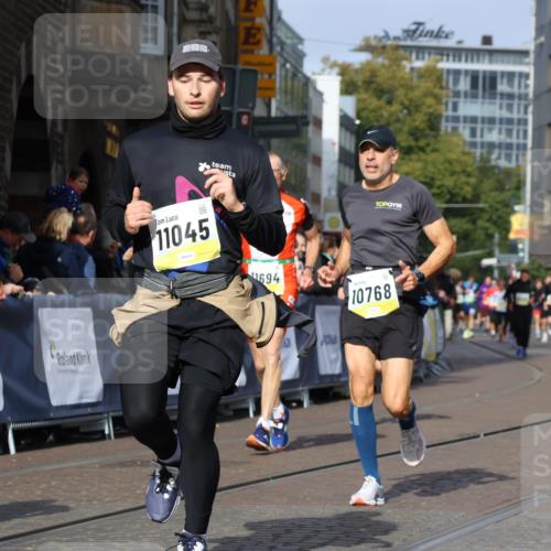 05.10.2025 - 20. swb-Marathon Bremen Strokosch-Dieckow http://msf.ph/oto/9234738 05.10.2025 10:54:34 Ziel 9367, 10174, 10178, 10296, 10768, 11045, 11089, 11321, 11694 meine-sportfotos.de