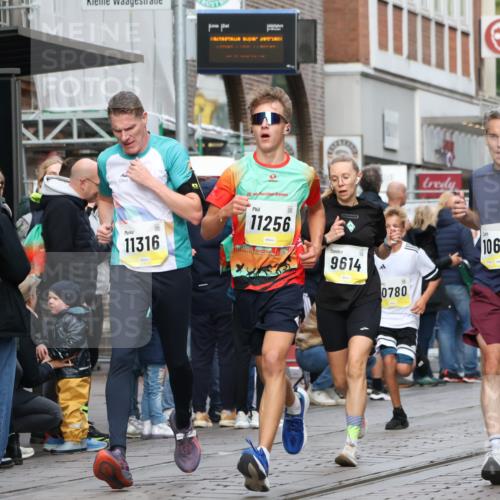 05.10.2025 - 20. swb-Marathon Bremen Strokosch-Dieckow http://msf.ph/oto/9234741 05.10.2025 10:43:47 Ziel 9170, 9614, 9865, 9919, 10044, 10348, 10351, 10649, 10652, 10780, 10816, 11256, 11316, 11503, 11645, 11648, 11659, 11683, 9170, 9614, 9865, 9919, 10044, 10348, 10351, 10649, 10652, 10780, 10816, 11256, 11316, 11503, 11645, 11648, 11659, 11683 meine-sportfotos.de