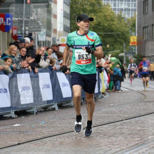 05.10.2025 - 20. swb-Marathon Bremen Strokosch-Dieckow http://msf.ph/oto/9234756 05.10.2025 12:37:15 Ziel 953 meine-sportfotos.de