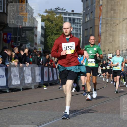 05.10.2025 - 20. swb-Marathon Bremen Strokosch-Dieckow http://msf.ph/oto/9234758 05.10.2025 10:54:40 Ziel 8326, 9282, 9295, 9591, 9754, 9776, 10007, 10174, 11321, 11694 meine-sportfotos.de
