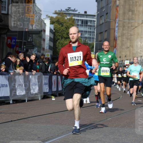 05.10.2025 - 20. swb-Marathon Bremen Strokosch-Dieckow http://msf.ph/oto/9234778 05.10.2025 10:54:40 Ziel 8326, 9282, 9295, 9591, 9754, 9776, 10007, 10174, 11321, 11694 meine-sportfotos.de
