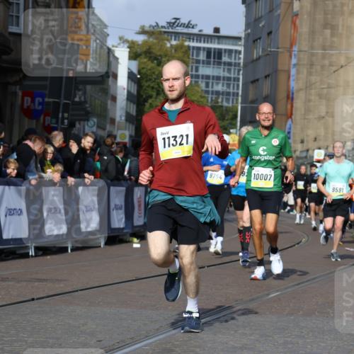 05.10.2025 - 20. swb-Marathon Bremen Strokosch-Dieckow http://msf.ph/oto/9234796 05.10.2025 10:54:40 Ziel 8326, 9282, 9295, 9591, 9754, 9776, 10007, 10174, 11321, 11694 meine-sportfotos.de