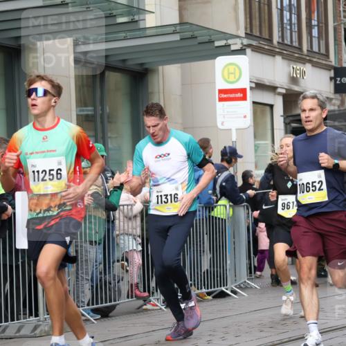 05.10.2025 - 20. swb-Marathon Bremen Strokosch-Dieckow http://msf.ph/oto/9234802 05.10.2025 10:43:49 Ziel 9614, 9865, 9919, 10044, 10348, 10351, 10649, 10652, 10780, 10816, 11256, 11316, 11503, 11645, 11648, 11659, 9614, 9865, 9919, 10044, 10348, 10351, 10649, 10652, 10780, 10816, 11256, 11316, 11503, 11645, 11648, 11659 meine-sportfotos.de