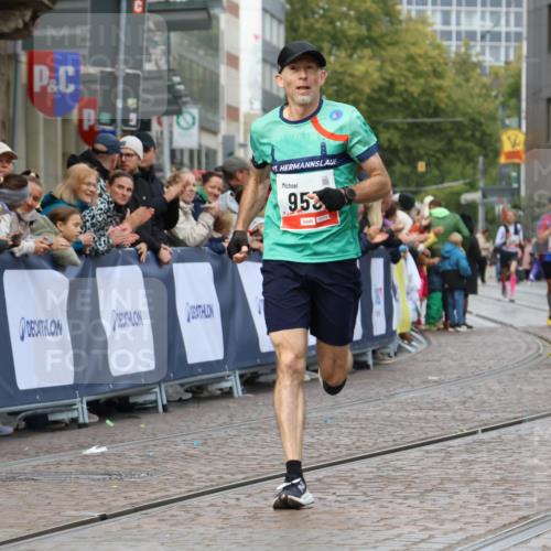 05.10.2025 - 20. swb-Marathon Bremen Strokosch-Dieckow http://msf.ph/oto/9234811 05.10.2025 12:37:15 Ziel 953 meine-sportfotos.de