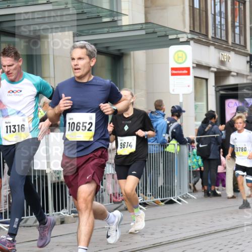 05.10.2025 - 20. swb-Marathon Bremen Strokosch-Dieckow http://msf.ph/oto/9234834 05.10.2025 10:43:50 Ziel 9614, 9865, 9919, 10044, 10348, 10351, 10649, 10652, 10780, 10816, 11256, 11316, 11503, 11645, 11648, 11659, 9614, 9865, 9919, 10044, 10348, 10351, 10649, 10652, 10780, 10816, 11256, 11316, 11503, 11645, 11648, 11659 meine-sportfotos.de