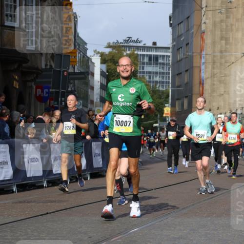 05.10.2025 - 20. swb-Marathon Bremen Strokosch-Dieckow http://msf.ph/oto/9234841 05.10.2025 10:54:42 Ziel 8326, 9282, 9295, 9436, 9591, 9754, 9776, 10007, 10174, 10487, 10770, 11163, 11276, 11321 meine-sportfotos.de