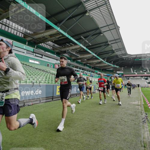 05.10.2025 - 20. swb-Marathon Bremen Michael Burmester http://msf.ph/oto/9234852 05.10.2025 12:59:18 Laufen im Stadion 27, 99, 219, 226, 586, 667, 807, 1043, 1229, 1516, 1598, 1619, 1711, 1843, 1854, 2496, 2663, 2797, 2941, 2945, 3086, 3087, 3141, 3252, 3615, 3747, 3791, 3888, 4095, 4113, 4380, 4395, 4486, 4522, 4536, 4783, 4827, 4909, 4967, 5123, 5510, 5530, 5584, 5722, 5808, 5878, 5891, 6007, 6030, 6113, 6374, 6561, 6624, 6882, 7169, 7185, 7201, 7262, 7311, 7312, 7398, 7421, 7467, 7511, 7550, 7906, 7929, 8097, 8214, 8247, 8355, 8372, 8485, 8539, 8981, 9024, 9072, 10526, 726 meine-sportfotos.de