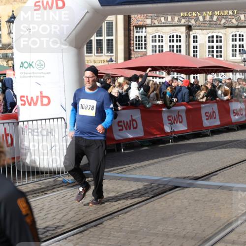 05.10.2025 - 20. swb-Marathon Bremen Yannick Fuchs http://msf.ph/oto/9234853 05.10.2025 11:04:22 Ziel 7789, 9448, 10098, 10853, 11001, 11077, 11102, 11685 meine-sportfotos.de